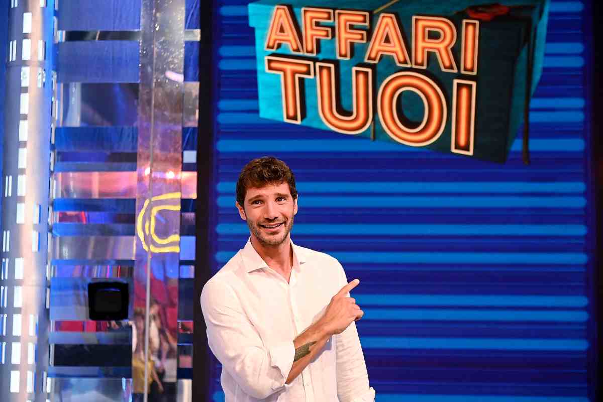 Affari Tuoi, chi conosce il contenuto dei pacchi? Lui è quello che muove tutti i fili del gioco