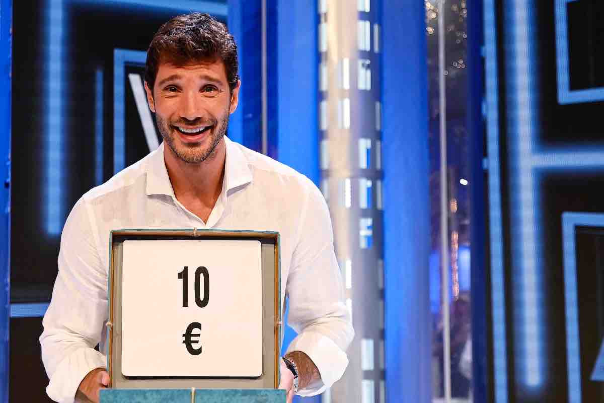 Affari Tuoi, chi conosce il contenuto dei pacchi? Tutti i dettagli sulla trasmissione condotta da Stefano De Martino