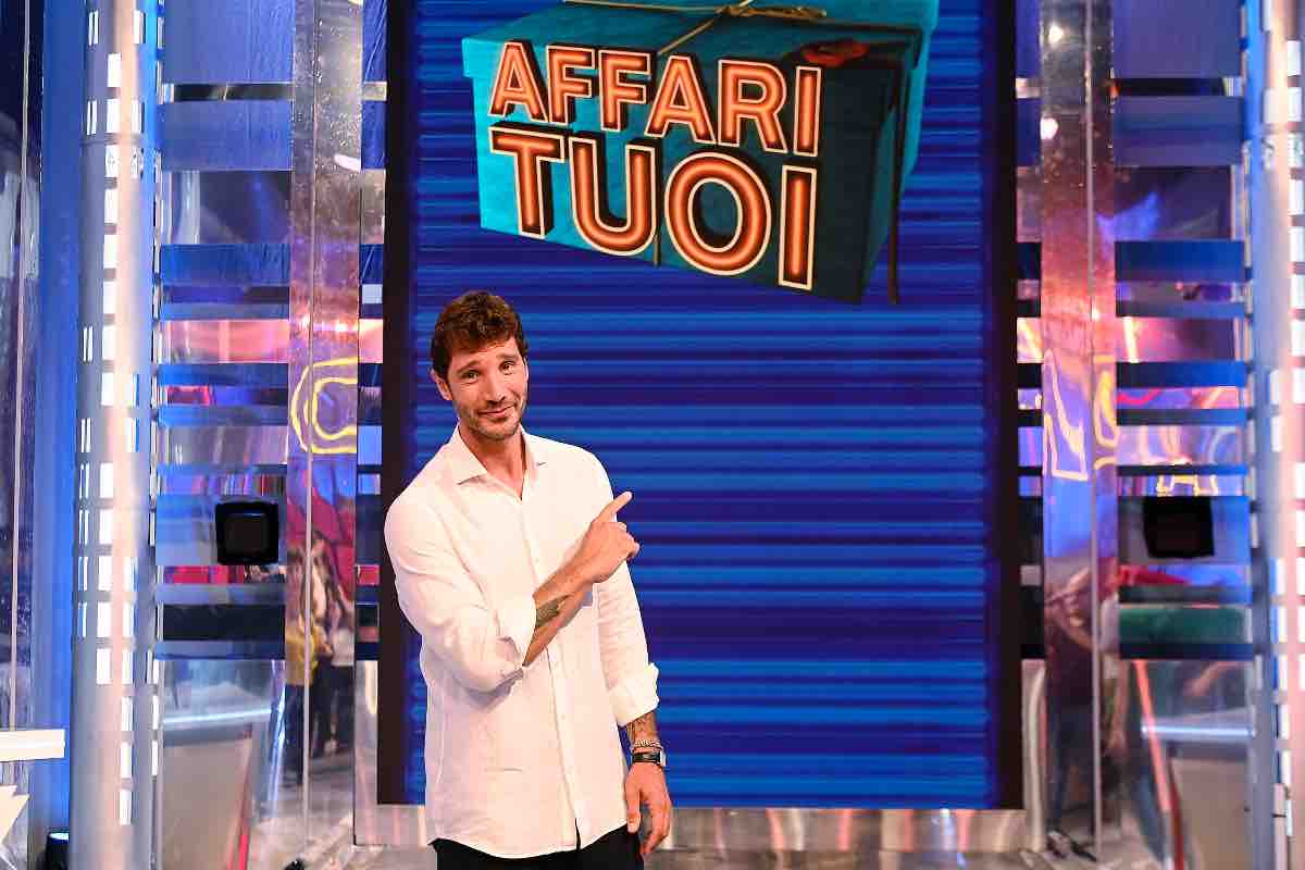 Affari Tuoi, come mai sono tornati i pacchi di carta? Esiste un motivo e c'entra Stefano De Martino