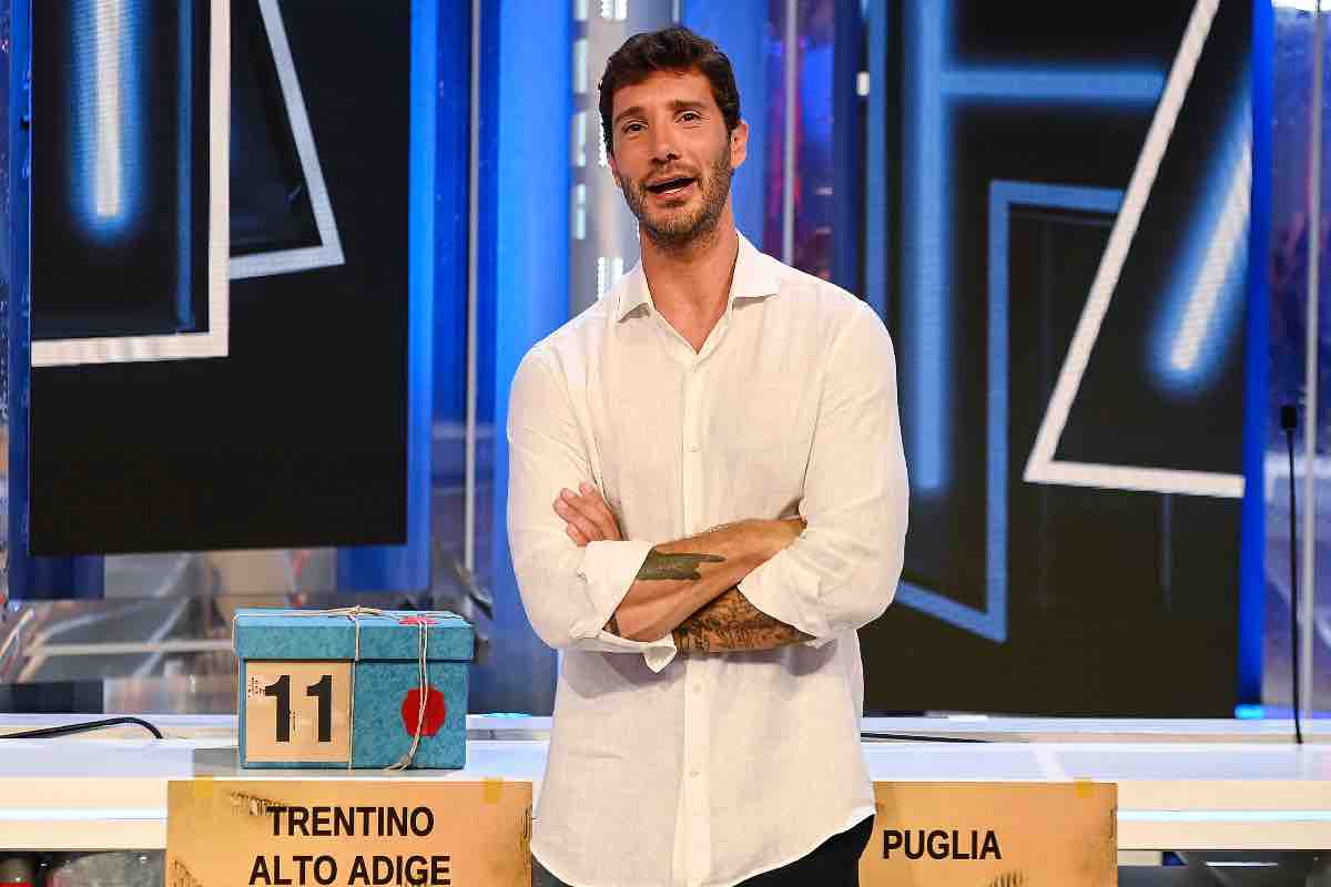 Affari Tuoi va in onda in diretta o sono puntate registrate? I retroscena del game show