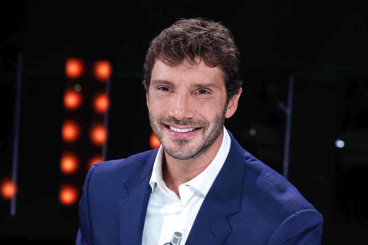 Chi veste Stefano De Martino ad Affari Tuoi? Il suo outfit è sempre lo stesso